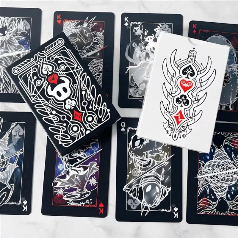Model Kit Knight - ชุดเกมไพ่โป๊กเกอร์มาตรฐาน Hollow Knight แบบพกพา ไพ่สีดำและสีขาว เกมกระดานสร้างสรรค์